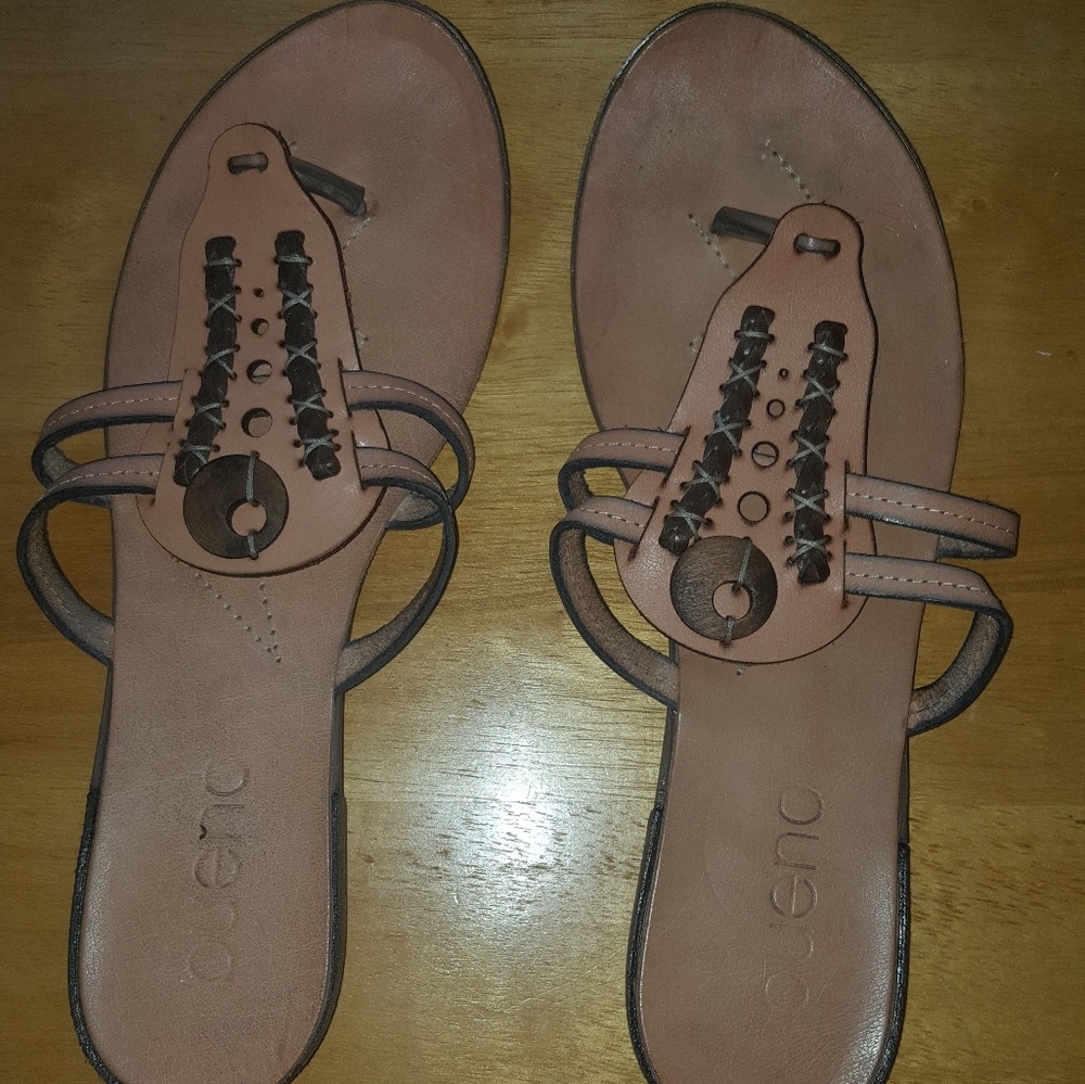 Bueno Flat Slides